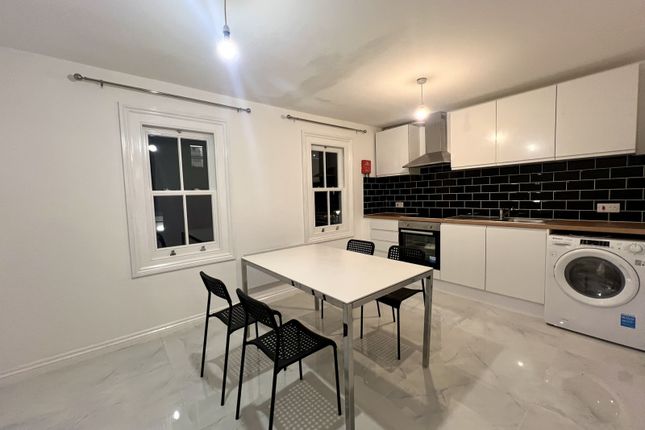 3 Bedroom Flat To Rent In Battersea, Clapham Junction, London