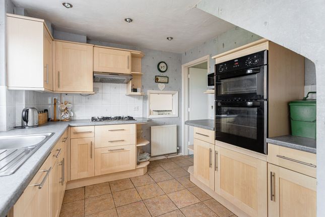 13 Roffeys Close, Crawley photo 3