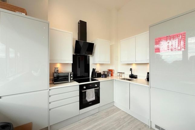 21, Avenue Court, Camberley photo 2