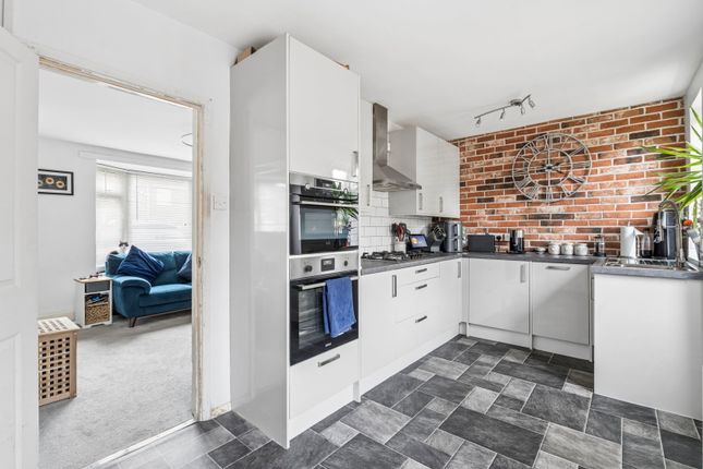 4, Northfields, Dunstable photo 4