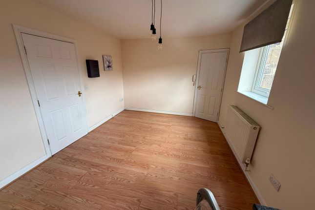 8, Deardens Street, Bury photo 4
