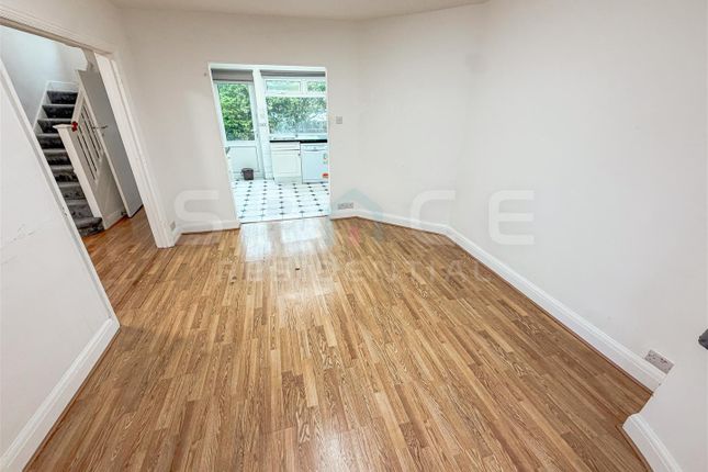 Elmgate Gardens, Edgware photo 2