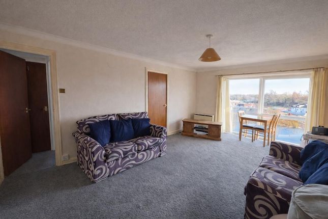 137, Daisyfield Court, Bury photo 3