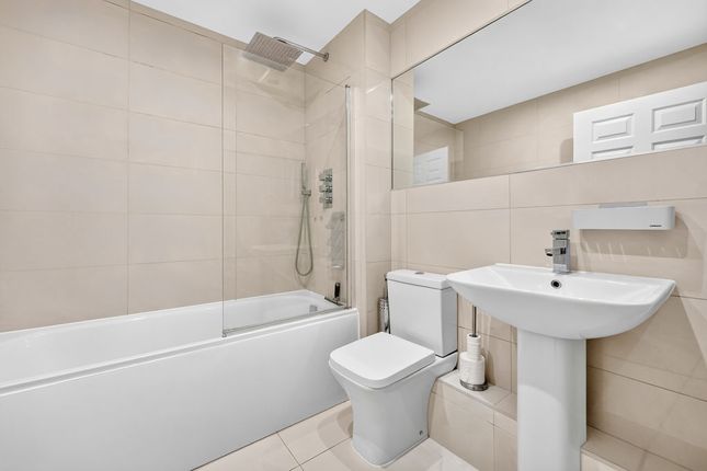 Flat 3, Gunnell Court, Appleton Square, Mitcham photo 3