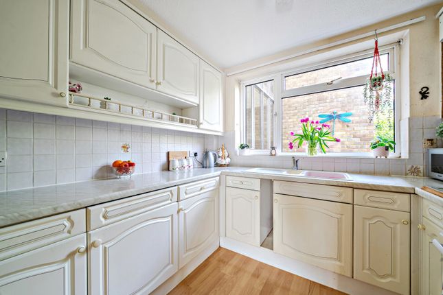 Flat 2, Pine Court,, Pine Grove, Weybridge photo 3