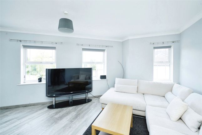 Flat for sale in Strathmore Avenue, Luton