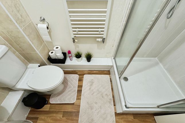13 Cameron Crescent, Edgware photo 4