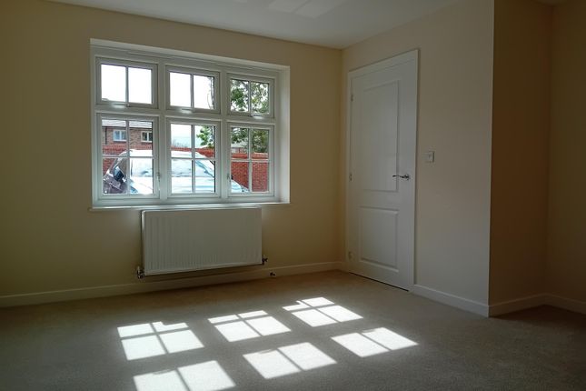 24, Giles Close, Harlington photo 4