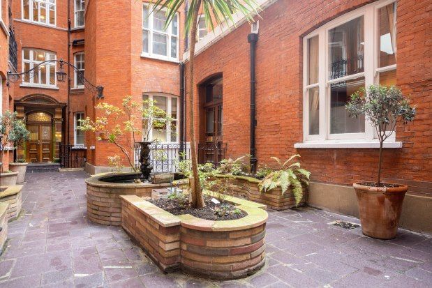 Flat to rent in Artillery Row Westminster Palace Gardens, London