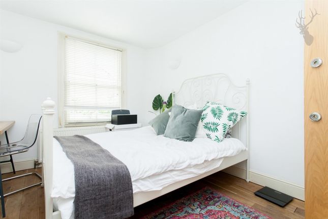 Flat to rent in Wick Road, Bow, London