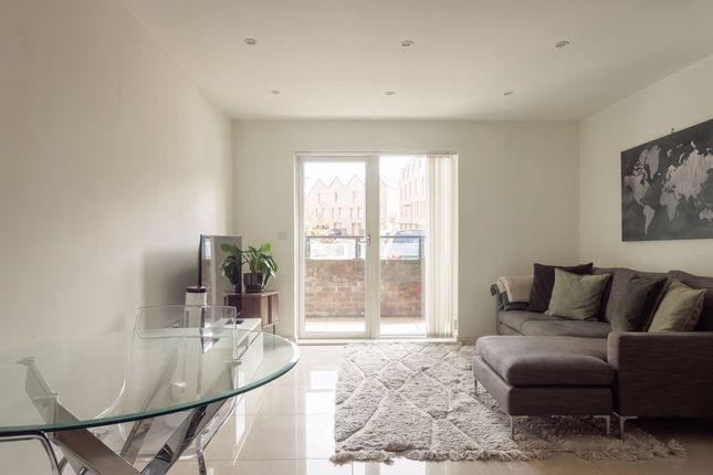 Flat 5, Crested Court, London photo 4