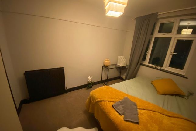Room 4- £650 Available 22/10/2025