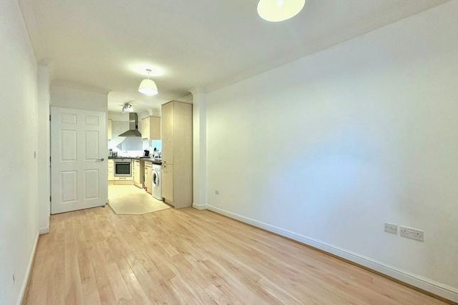 Apartment 52, Dorchester Court, 283, London Road, Surrey photo 3