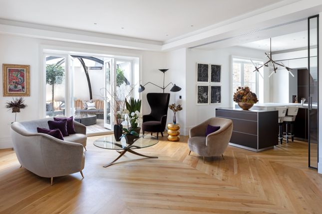 Flat for sale in Westbourne Grove, London