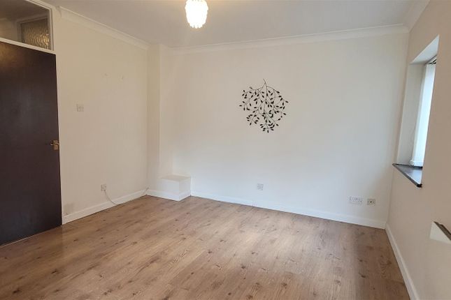 6 Kipling Court, Greenford Avenue, London photo 3