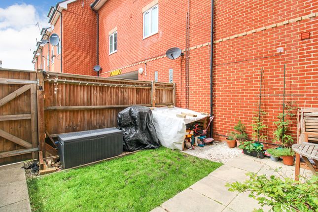 62c, Peabody Road, Farnborough photo 4