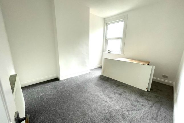 Flat to rent in Brantwood Road, London