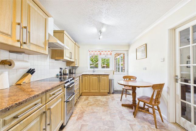 12, Glebe Close, Surrey photo 3