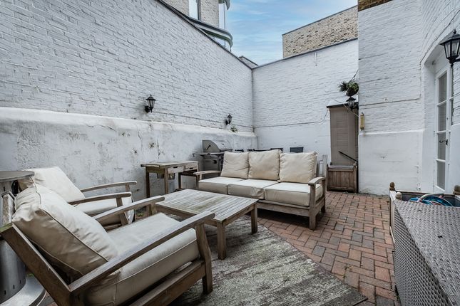 Flat 12, 36, Buckingham Gate, London photo 2