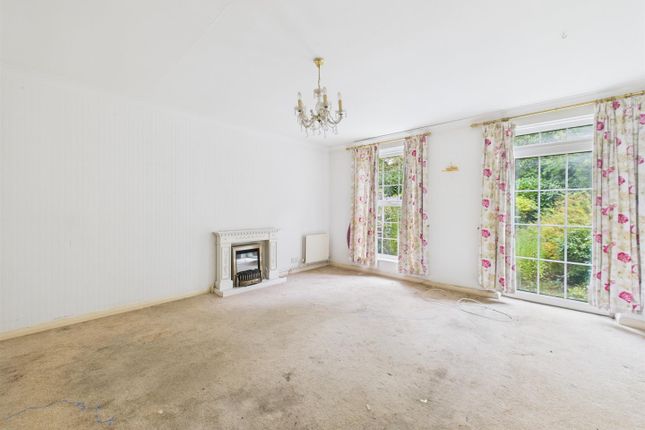 4, Armstrong Close, Pinner photo 2
