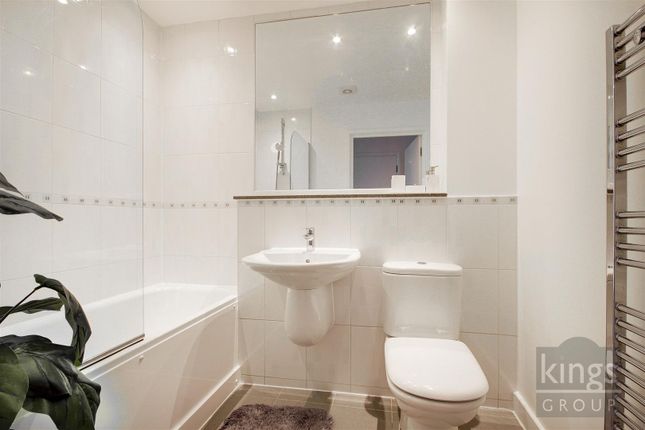 Flat for sale in Main Avenue, Enfield