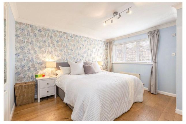 Four /Five Bedroom House Ideal For Company Let-