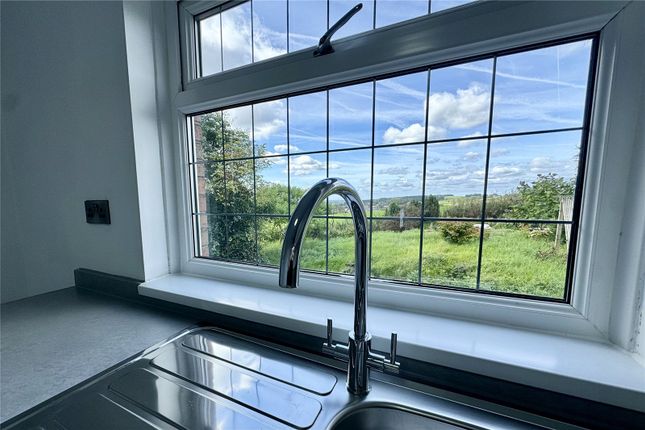 34, Gawsworth Close, Shaw photo 3