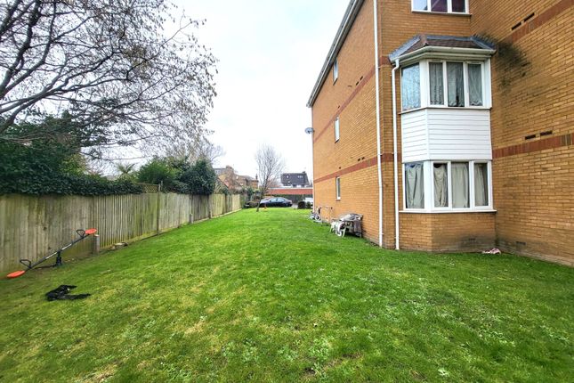 Flat for sale in Knightsbridge Court, Langley