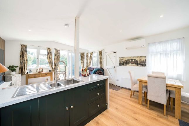 20, Thames Meadow, Shepperton photo 4