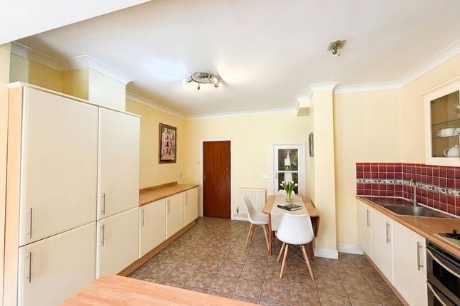 10 Langley Crescent, London photo 5