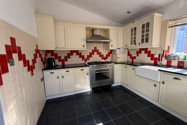 85, HUDDERSFIELD photo 3