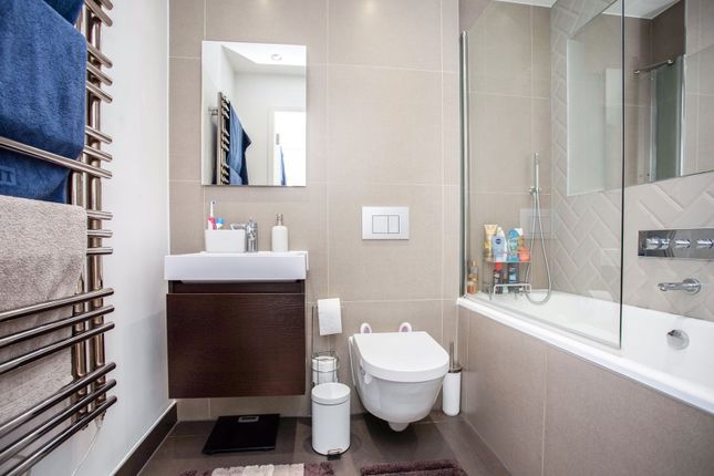 Flat for sale in Western Avenue, Greenford