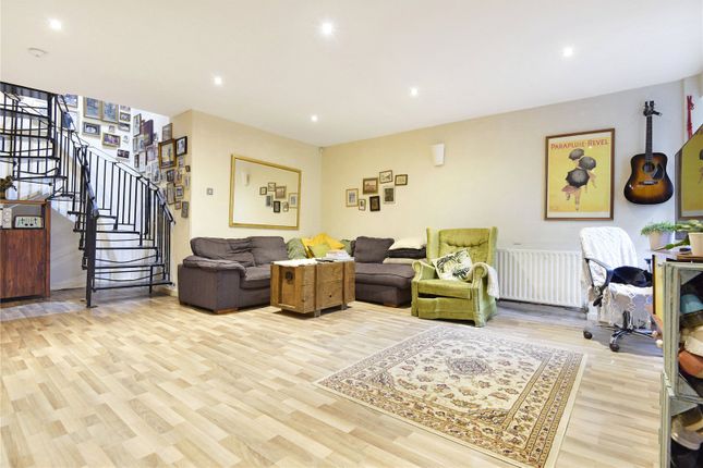 Flat 6, Steeple Court,, Coventry Road, London photo 2