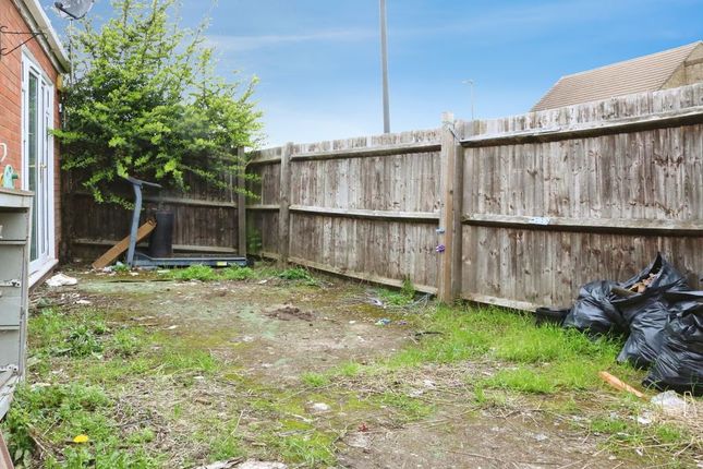 14, Rochfords Gardens, Slough photo 2