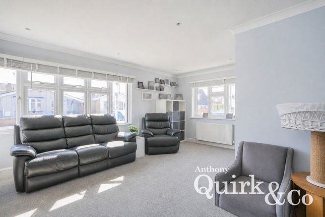 33, Hallet Road, Canvey Island photo 3