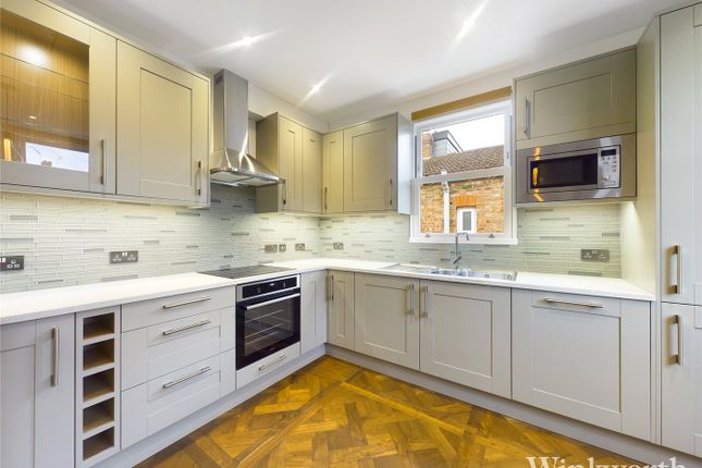 Thumbnail Flat to rent in Lawrence Road, London, UK
