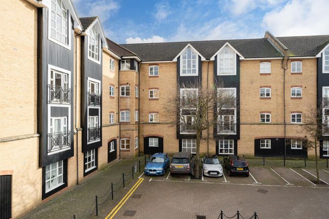 Flat for sale in Stephenson Wharf, Apsley Lock, Apsley, Hertfordshire