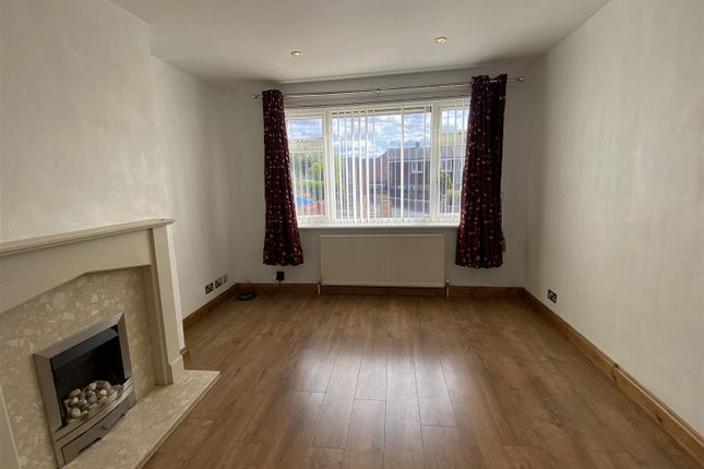52, Fieldhead Crescent, Batley photo 4
