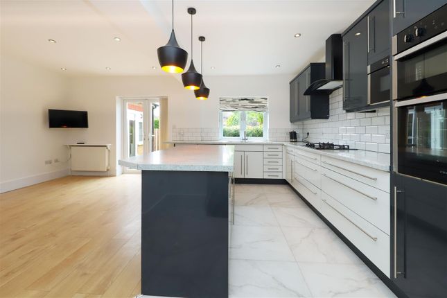 2, Hilliards Road, Uxbridge photo 4