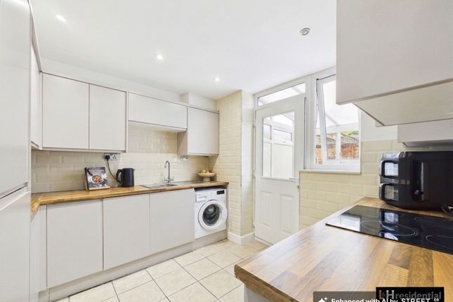 118 Gateshead Road, Borehamwood photo 2