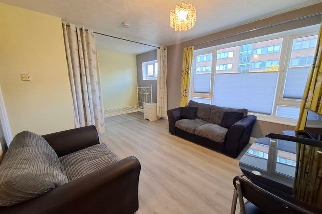 Studio flat on Marlowes, HEMEL HEMPSTEAD, £950/mo