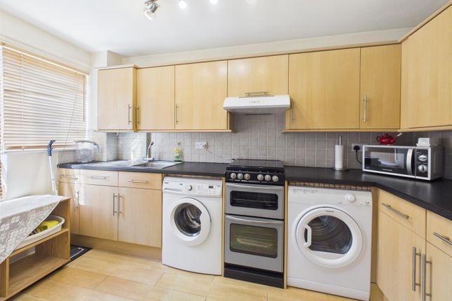 31, Lakeside Close, Ruislip photo 2