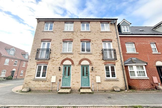 Thumbnail Town house to rent in Fulham Way, Ipswich