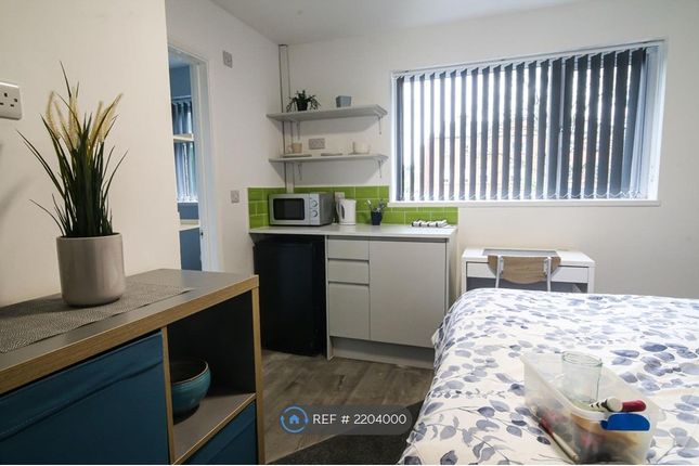 Studio flat on Piper Place, Amblecote, Stourbridge, £675/mo