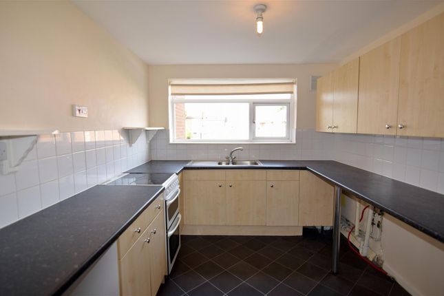 26, Dereham Court, Leamington Spa photo 4