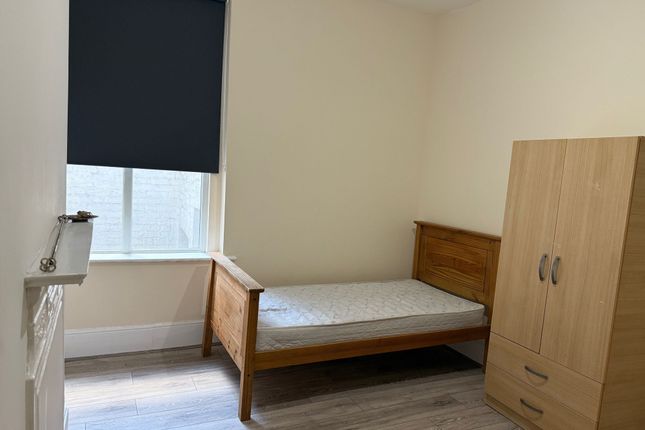 Room 2, 30A Friern Barnet Road, London photo 3