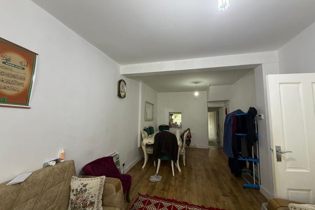 13, Park Avenue, Greater London photo 3
