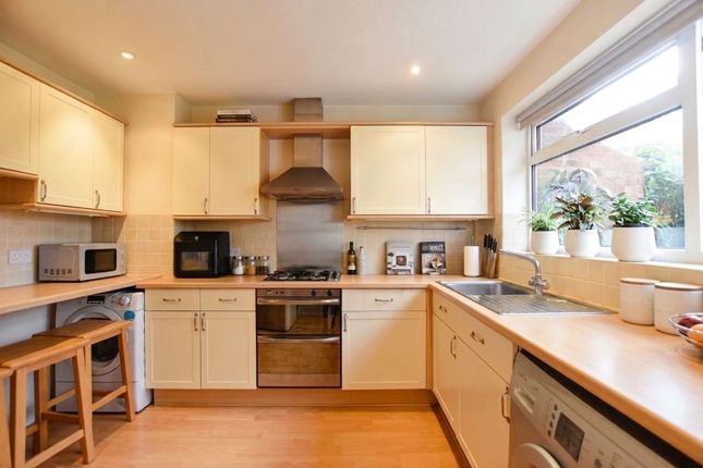 4, Marneys Close, Surrey photo 2