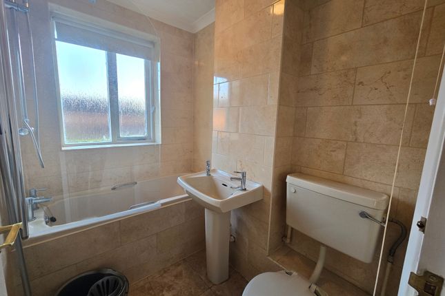 75, Sewardstone Road, Waltham Abbey photo 4