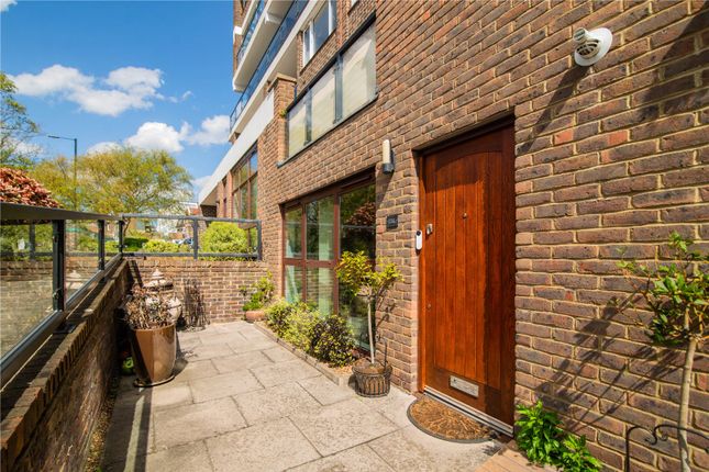 Flat for sale in Petersham Road, Richmond